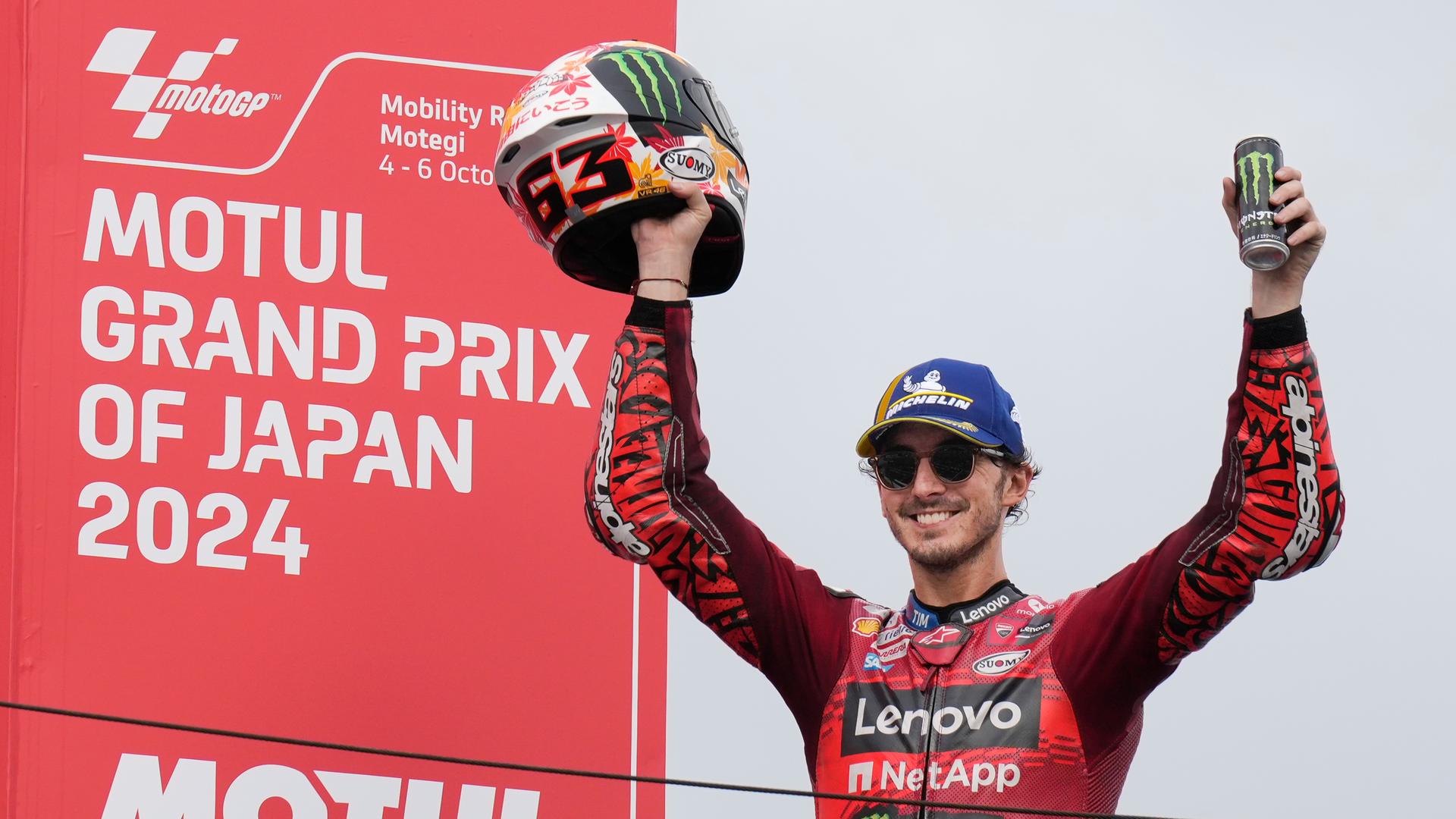 Der Motorrad-Rennfahrer Francesco Bagnaia hat beide Arme gehoben und lächelt. Der Motorrad-Rennfahrer Francesco Bagnaia hat beide Arme gehoben und lächelt.