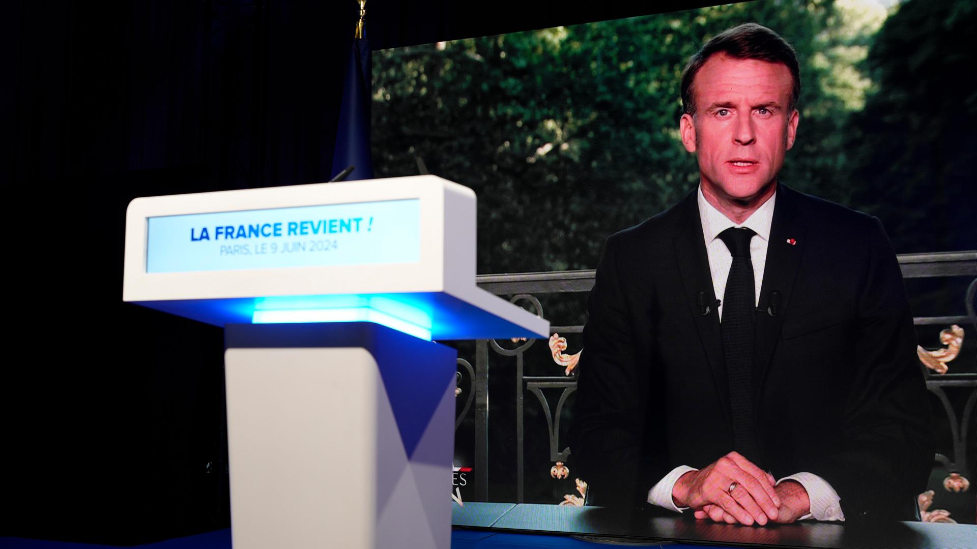 Der französische Präsident Emmanuel Macron auf einem Fernsehbildschirm.