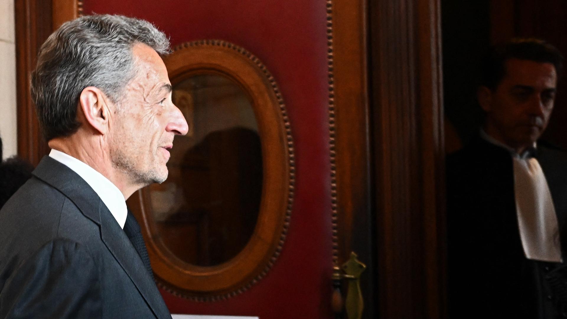 Der frühere französische Präsident Sarkozy im Seitenprofil in einem Gerichtssaal.