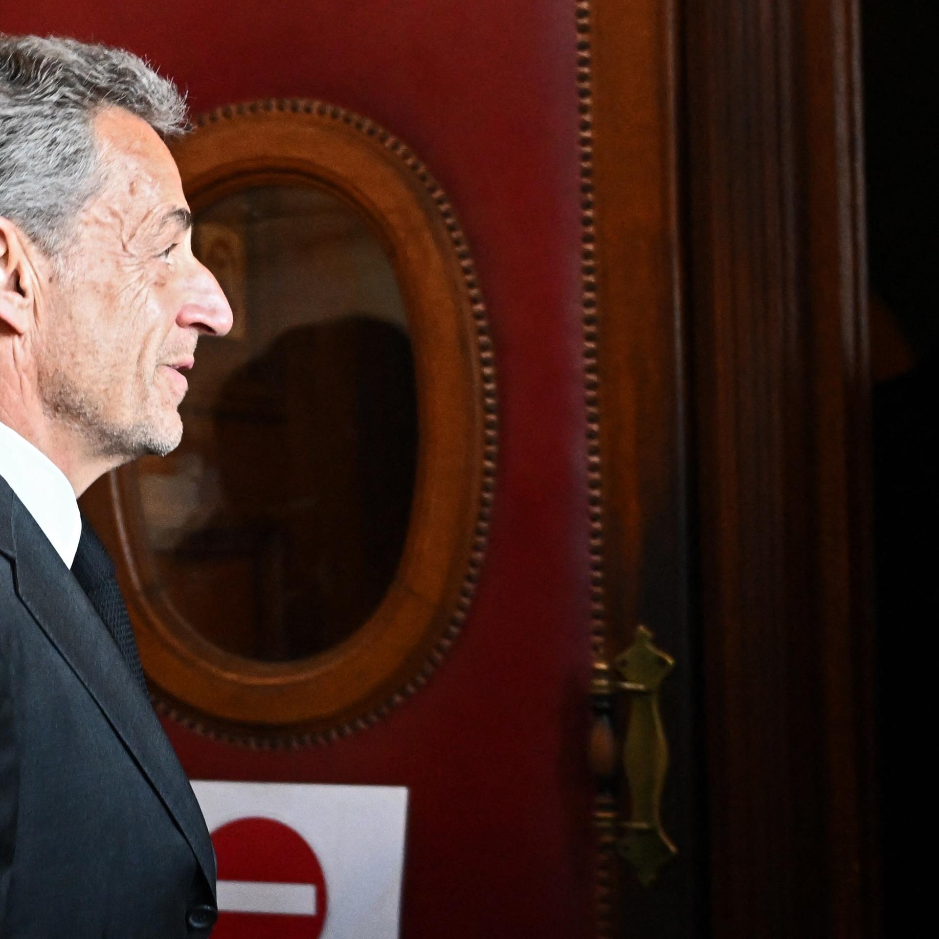 Der frühere französische Präsident Sarkozy im Seitenprofil in einem Gerichtssaal.