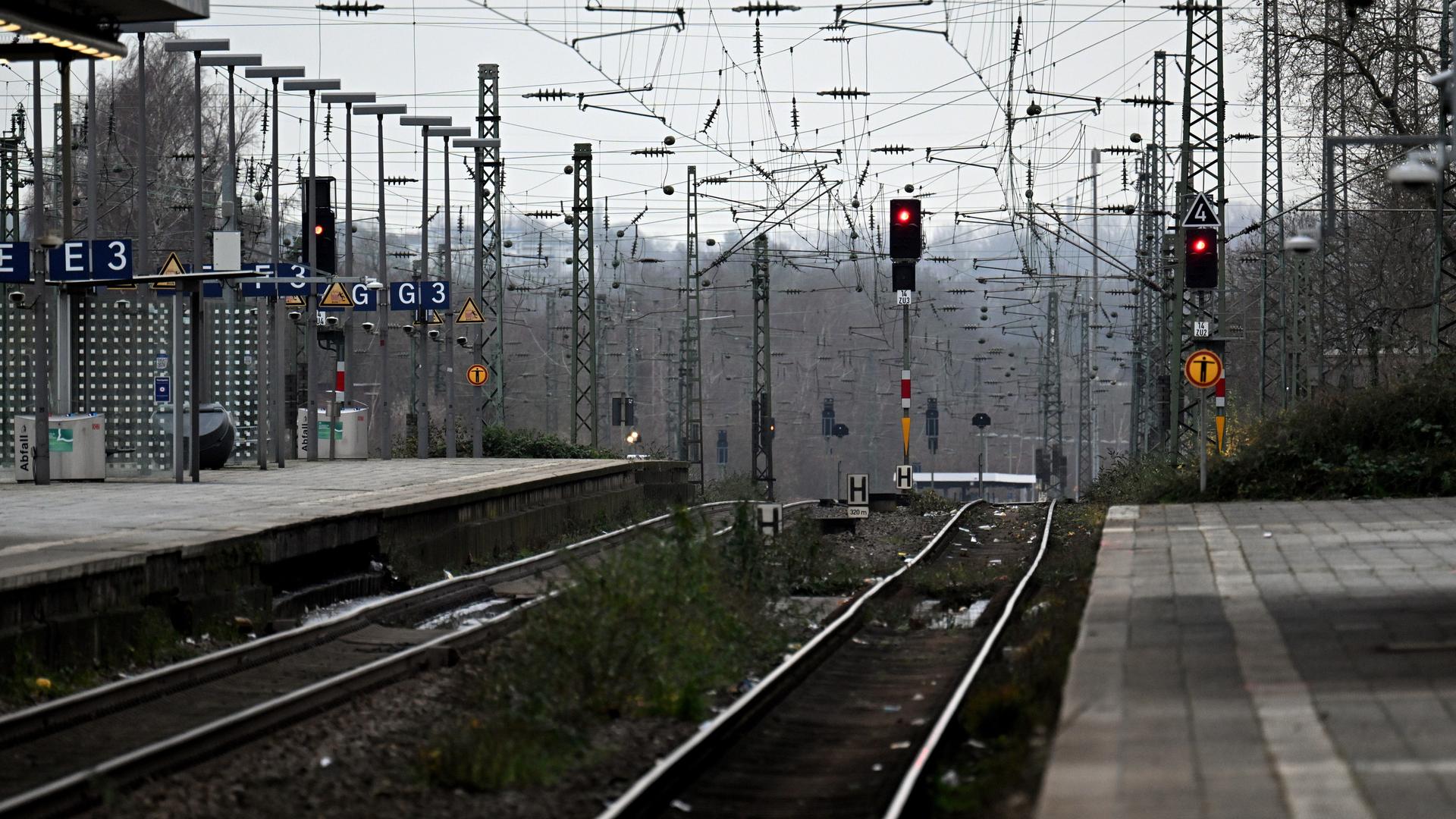 Rote Signale sind von einem Bahnsteig am Hauptbahnhof zu sehen.