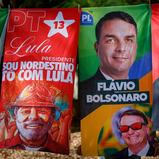 Handtücher mit den Porträts der Kandidaten für die Präsidentschaftswahl in Brasilien Luiz Ignácio Lula da Silva und Flávio Bolsonaro. Sie hängen auf einer Leine. 