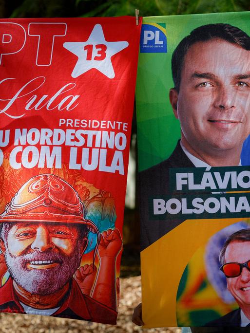 Handtücher mit den Porträts der Kandidaten für die Präsidentschaftswahl in Brasilien am 4. Oktober 2026 - Luiz Ignácio  Lula da Silva und Flávio Bolsonaro hängen auf einer Leine. 