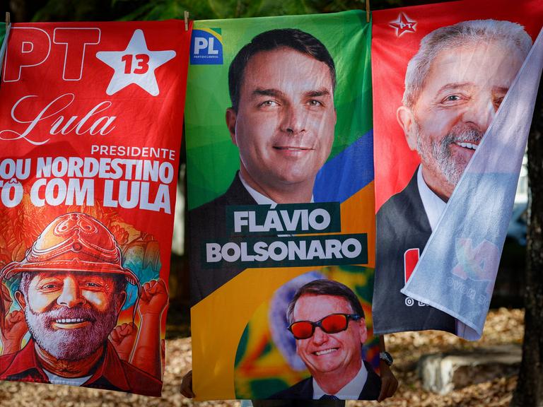 Handtücher mit den Porträts der Kandidaten für die Präsidentschaftswahl in Brasilien am 4. Oktober 2026 - Luiz Ignácio  Lula da Silva und Flávio Bolsonaro hängen auf einer Leine. 