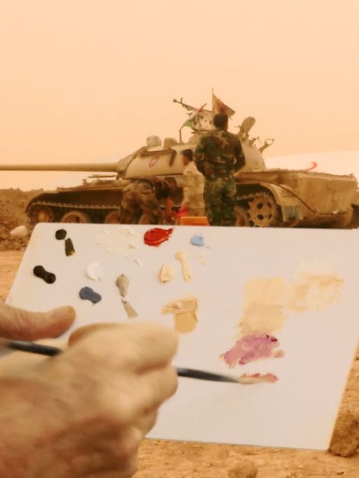 Ein Künstler malt Panzer in Mosul: Werk des Künstlers Francis Alys der "Antiwarcoalition"