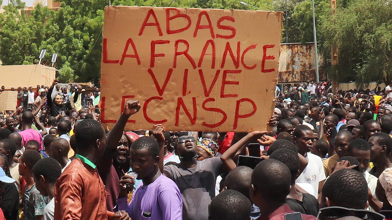 Demonstranten nehmen an einem Marsch zur Unterstützung der Putschisten in der Hauptstadt teil, in der Mitte ein Schild mit der Aufschrift "Nieder mit Frankreich, es lebe der CNSP" ("Nationaler Rat für den Schutz des Vaterlandes"). Nach dem Putsch im Niger sichern Tausende dem Militär ihre Unterstützung zu.
