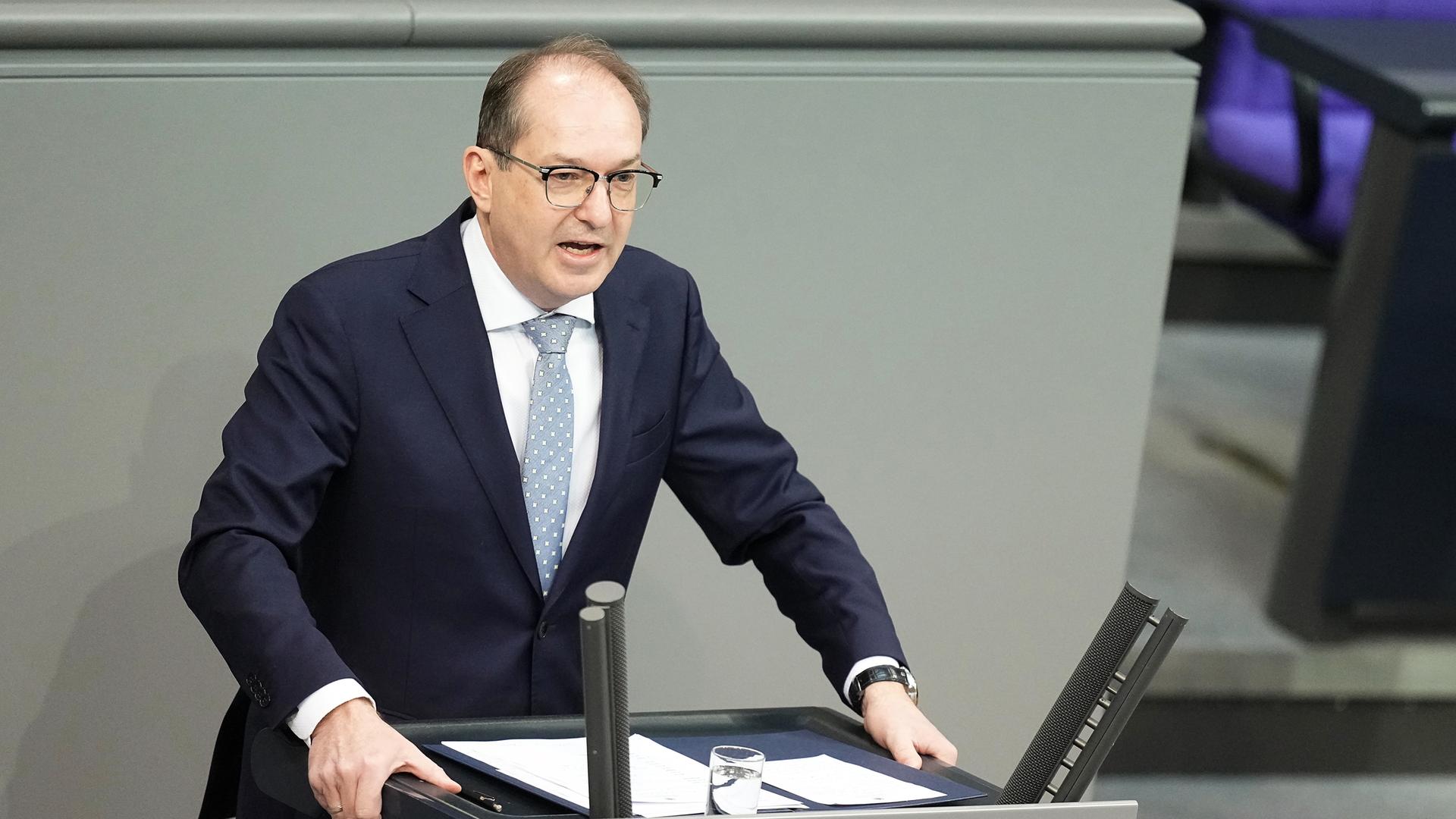 Alexander Dobrindt (CSU), Bundesinnenminister, spricht in der Debatte zum Bundeshaushalt im Bundestag.