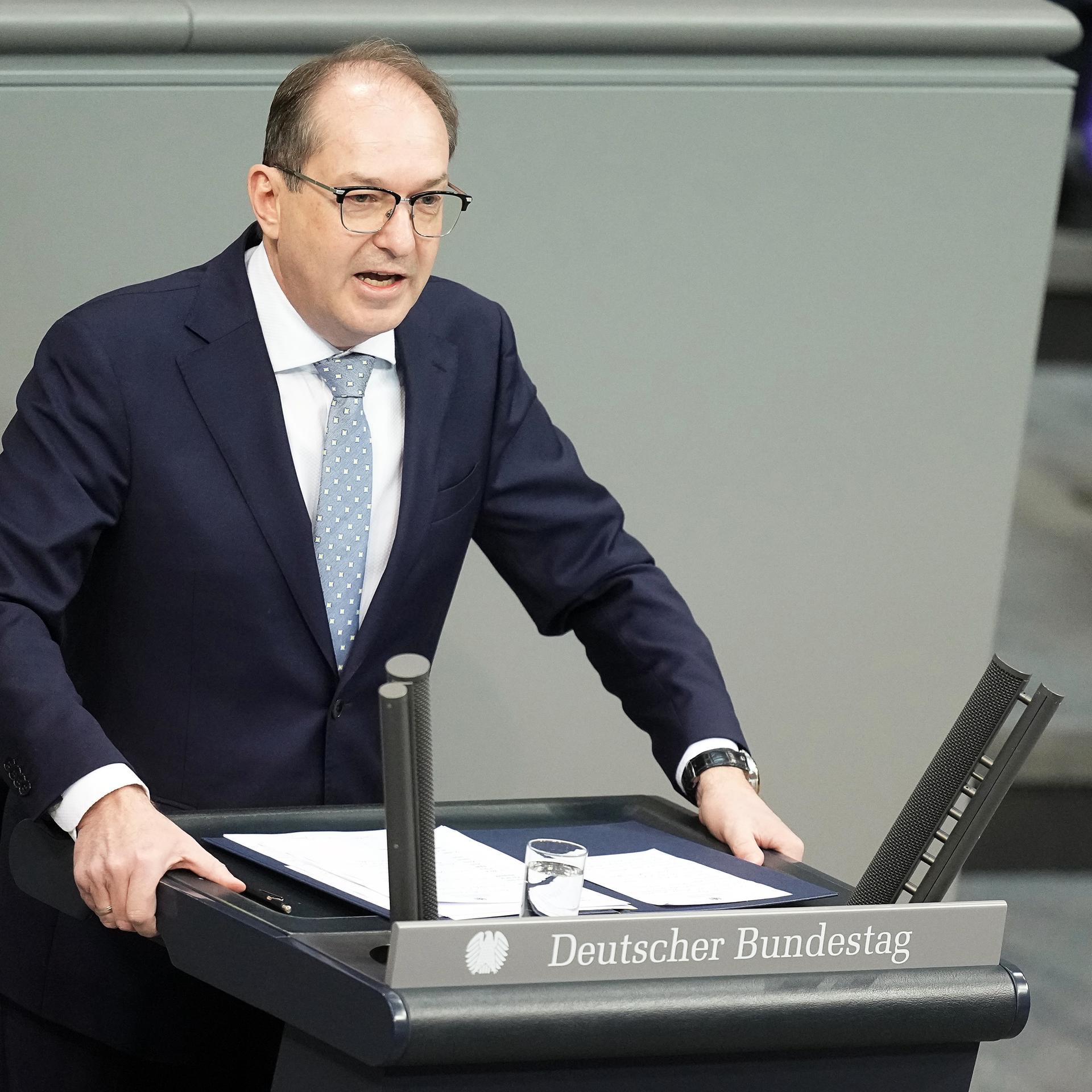 Alexander Dobrindt (CSU), Bundesinnenminister, spricht in der Debatte zum Bundeshaushalt im Bundestag.