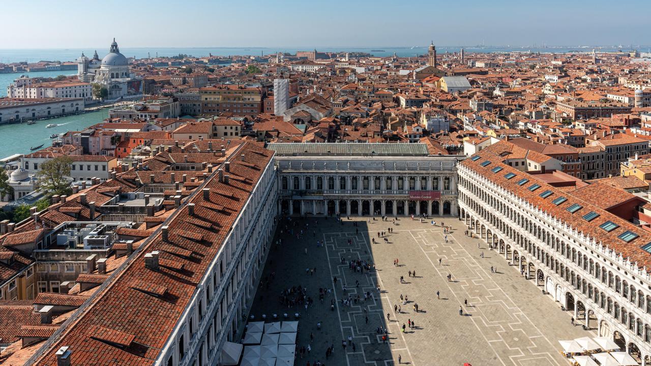 Blick auf den Markusplatz und über Venedig.