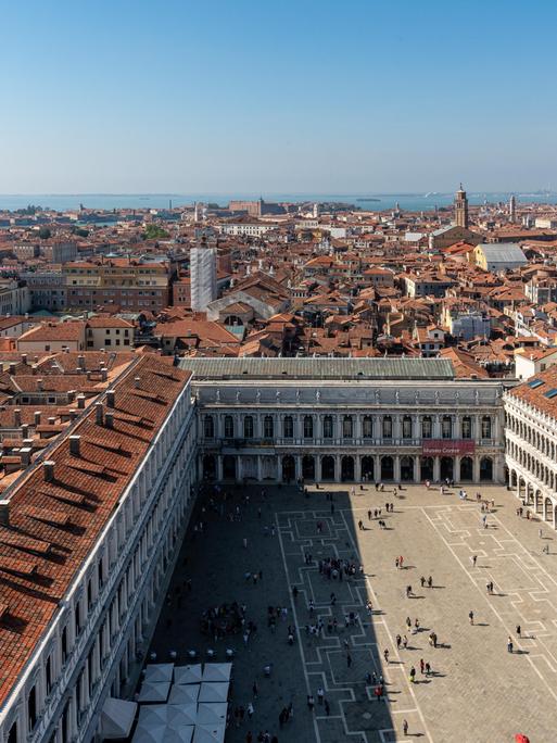 Blick auf den Markusplatz und über Venedig.