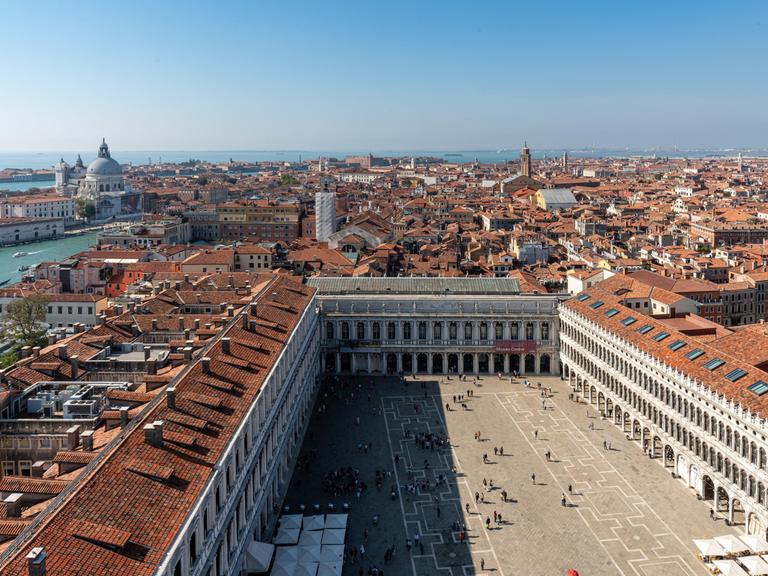 Blick auf den Markusplatz und über Venedig.