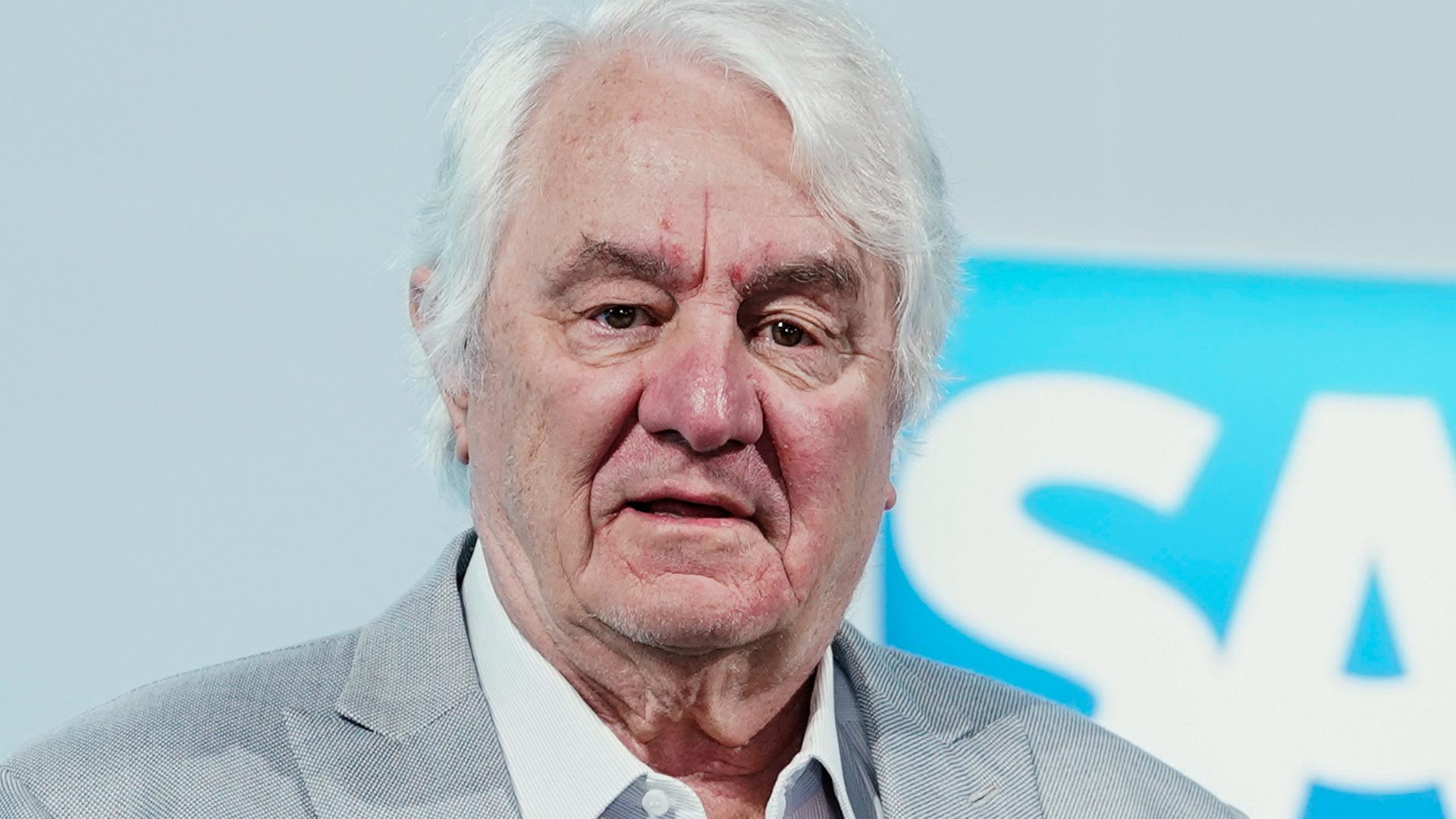 Hasso Plattner, Vorsitzender des Aufsichtsrats der SAP . Er hat weißes Haar, trägt weißes Hemd und graues Jacket.