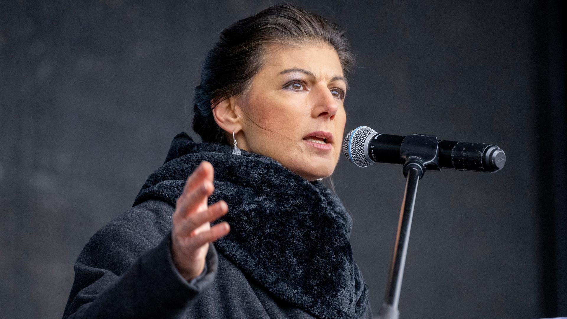 Die Politikerin Sahra Wagenknecht (Die Linke) auf der Bühne.