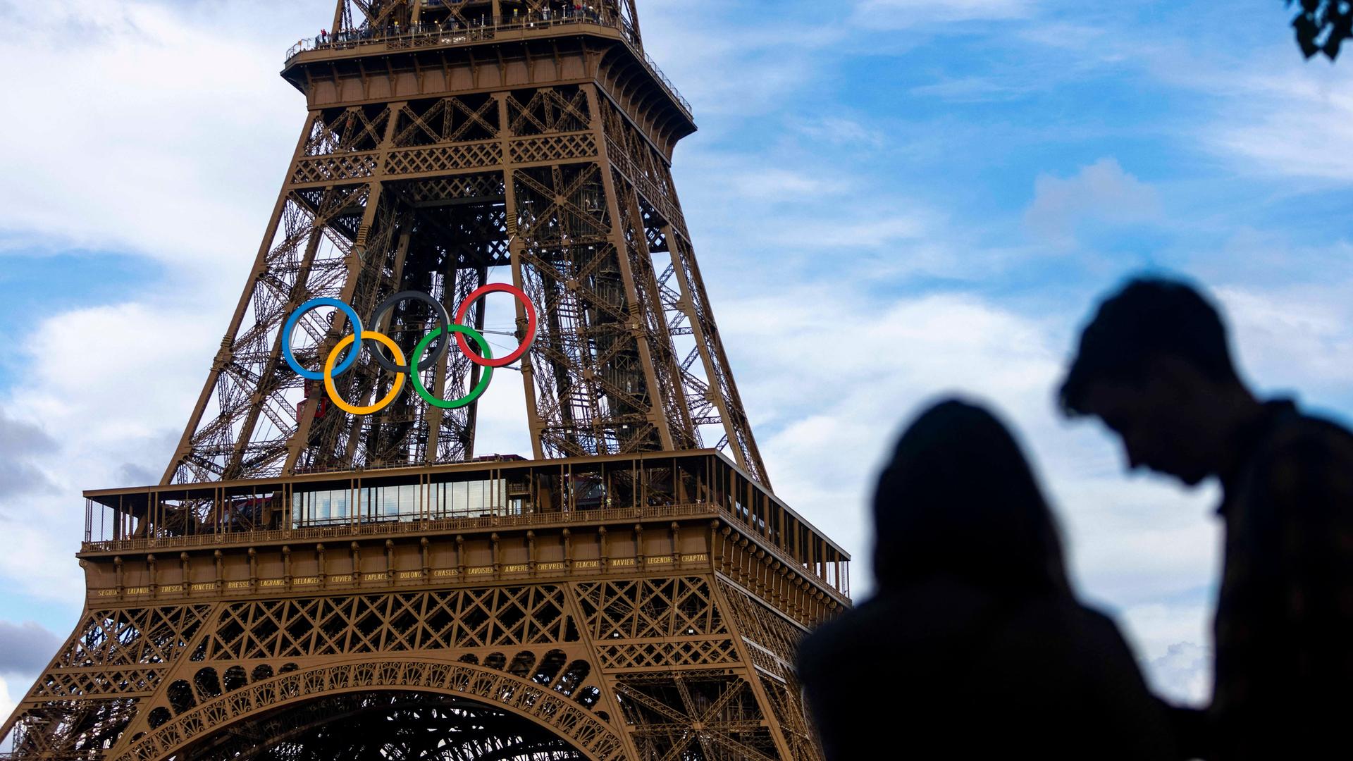 Die Olympischen Ringe zieren den Eiffelturm in Paris