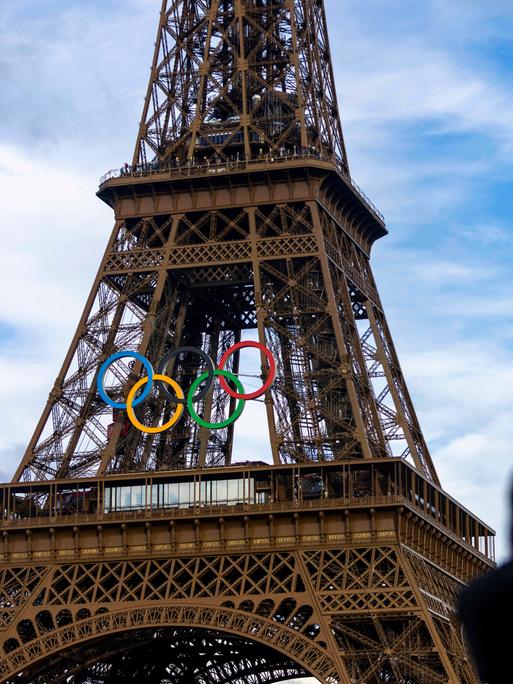 Die Olympischen Ringe zieren den Eiffelturm in Paris
