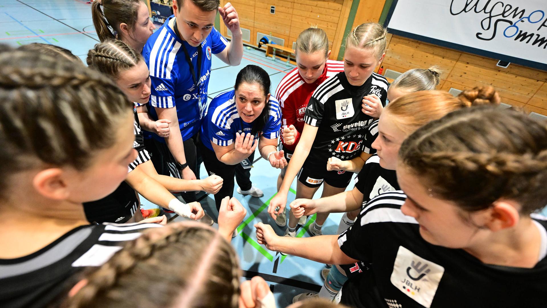 Die  U19- Juniorinnen A-Jugend des HC Erlangen bilden bei einen Spiel in der Handball-Jugendbundesliga einen Teamkreis.