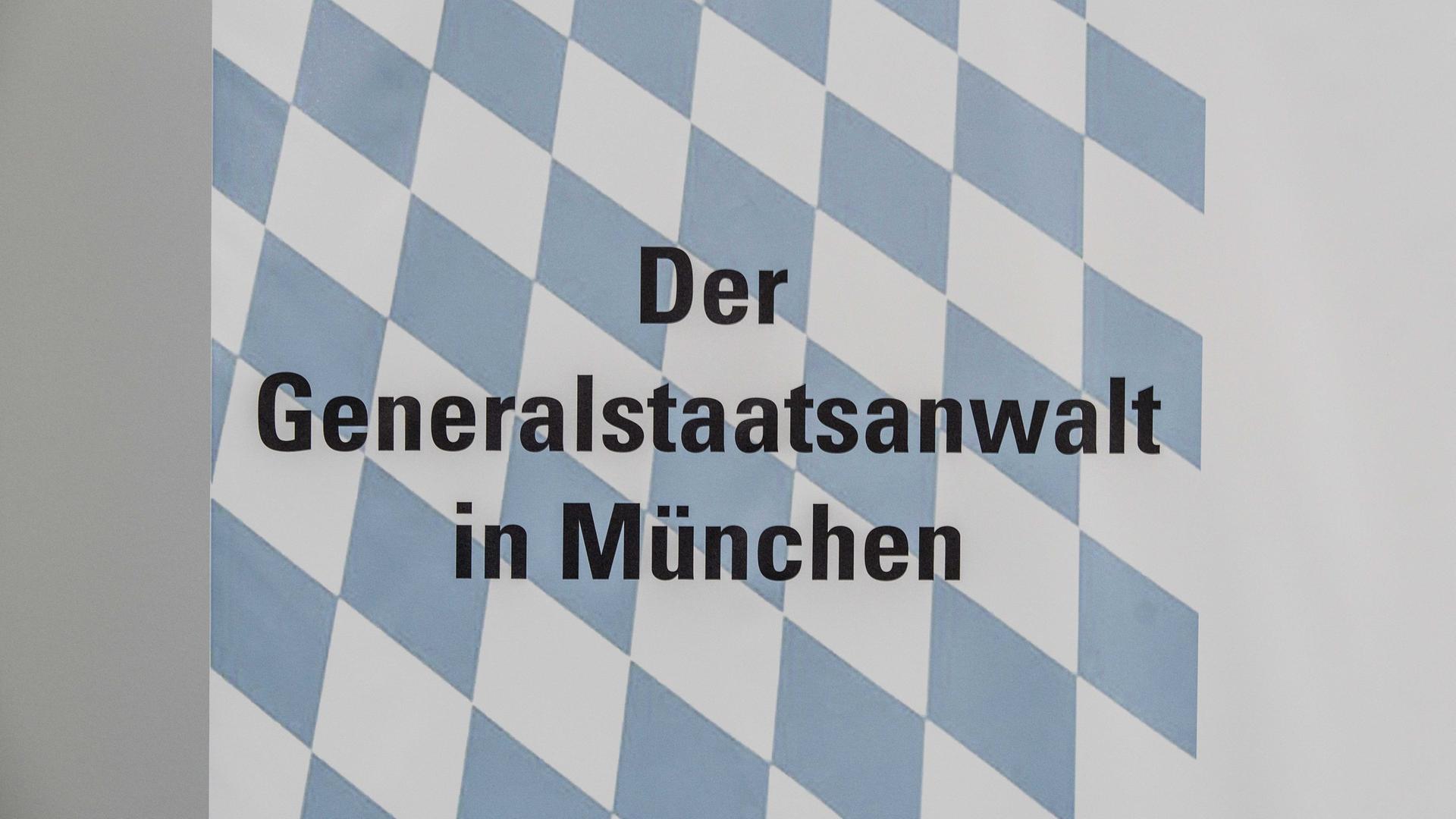 Der Schriftzug "Der Generalstaatsanwalt in München" prangt vor bayerischem blau-weißen Karomuster.