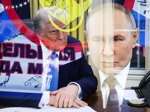 Symbolbild: Eine Bildcollage zeigt US-Präsident Donald Trump, an einem Tisch sitzen und rechts daneben das Porträt des russischen Präsidenten Wladimir Putin neben einem schwarzen Telefon