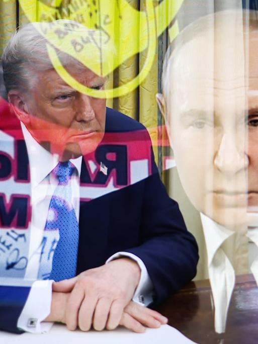 Symbolbild: Eine Bildcollage zeigt US-Präsident Donald Trump, an einem Tisch sitzen und rechts daneben das Porträt des russischen Präsidenten Wladimir Putin neben einem schwarzen Telefon