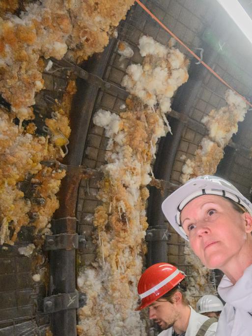 Steffi Lemke (Grüne), Bundesumweltministerin, steht unter Tage im Atommüllager Asse im Landkreis Wolfenbüttel. 