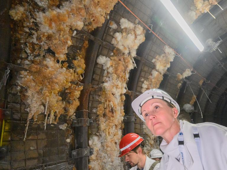 Steffi Lemke (Grüne), Bundesumweltministerin, steht unter Tage im Atommüllager Asse im Landkreis Wolfenbüttel. 