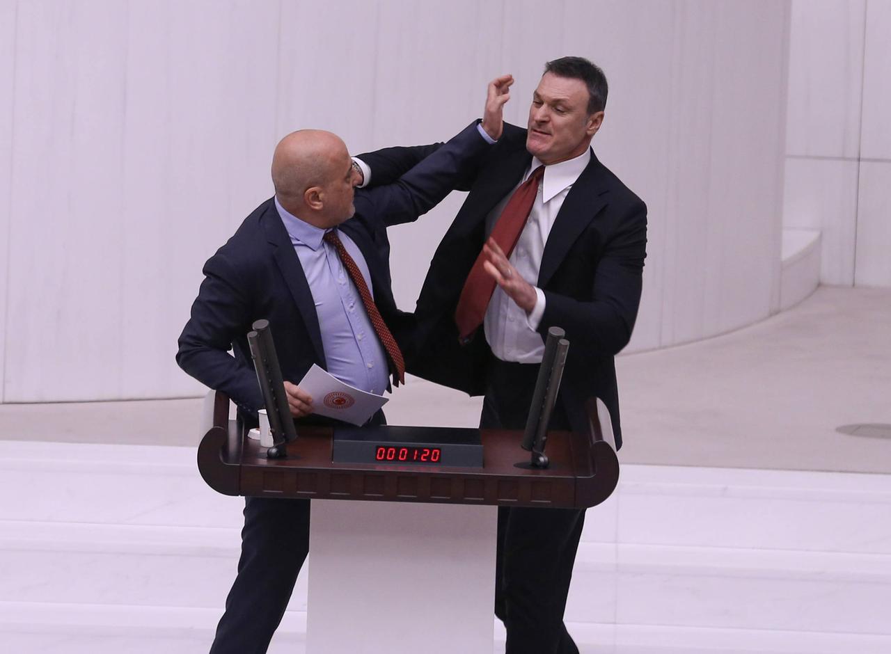 Schlägerei im Parlament in Ankara: der Abgeordnete der Arbeiterpartei, Ahmet Sik (links) und der Abgeordnete der AKP, Alay Ozalan (rechts).