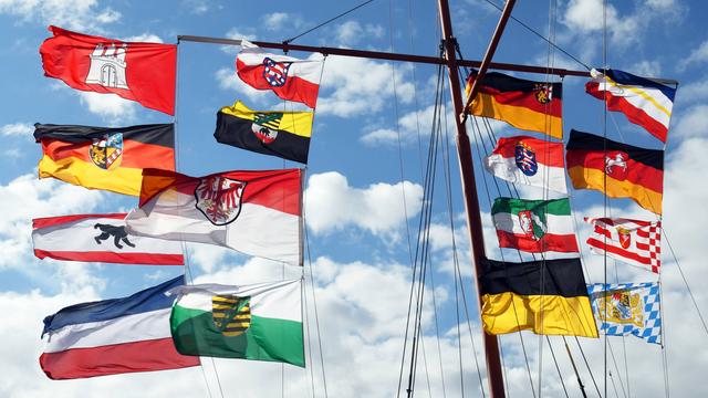 Die Fahnen der 16 deutschen Bundesländer wehen am Tag der Deutschen Einheit