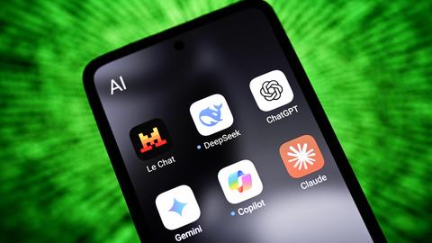 Verschiedene KI-Apps auf einem Handy-Bildschirm
