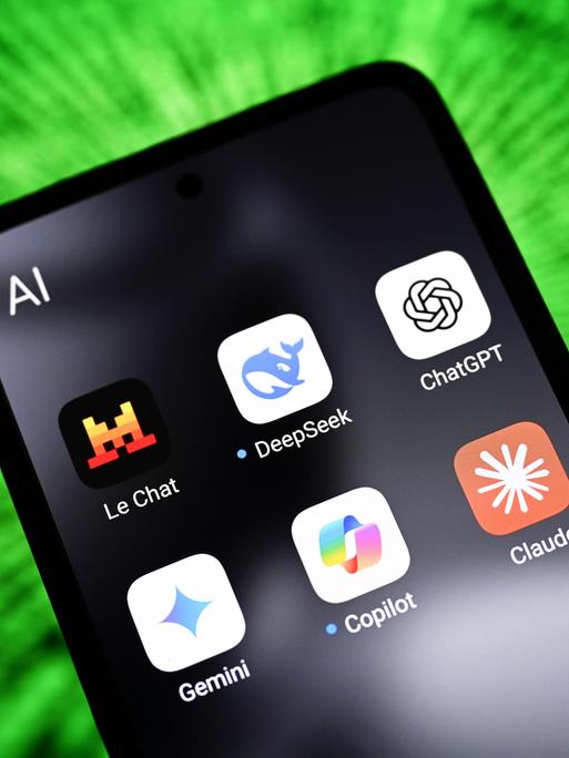 Verschiedene KI-Apps auf einem Handy-Bildschirm