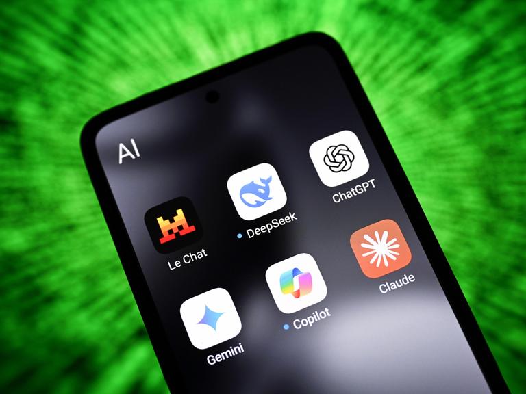 Verschiedene KI-Apps auf einem Handy-Bildschirm