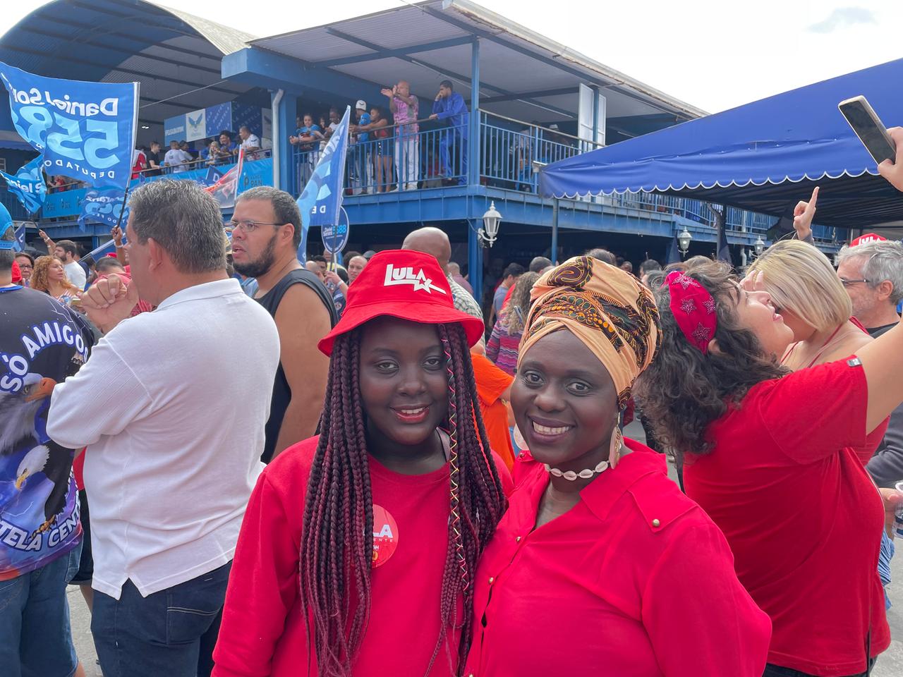 Zwei Frauen bei einer Demonstration ganz in Rot gekleidet.
