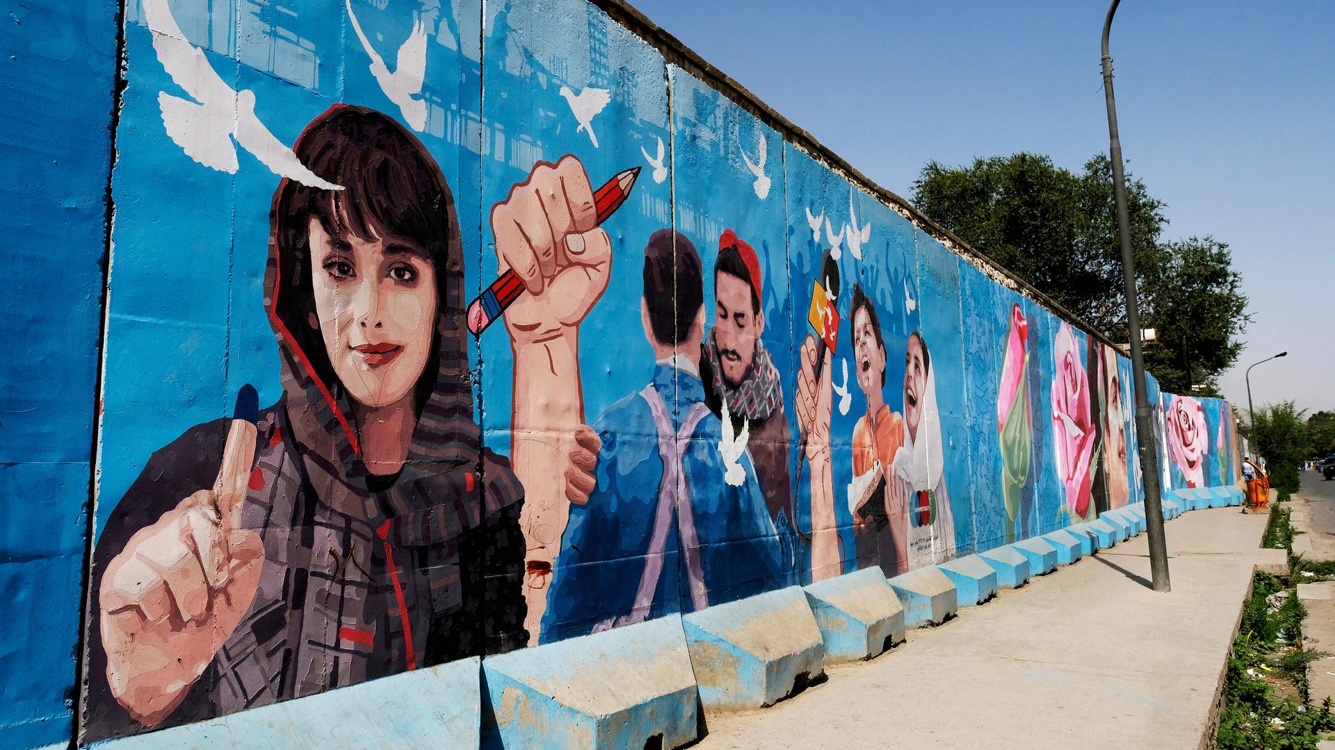 Eine Mauer in Kabul fordert mit Motiven mehr Freiheiten.
