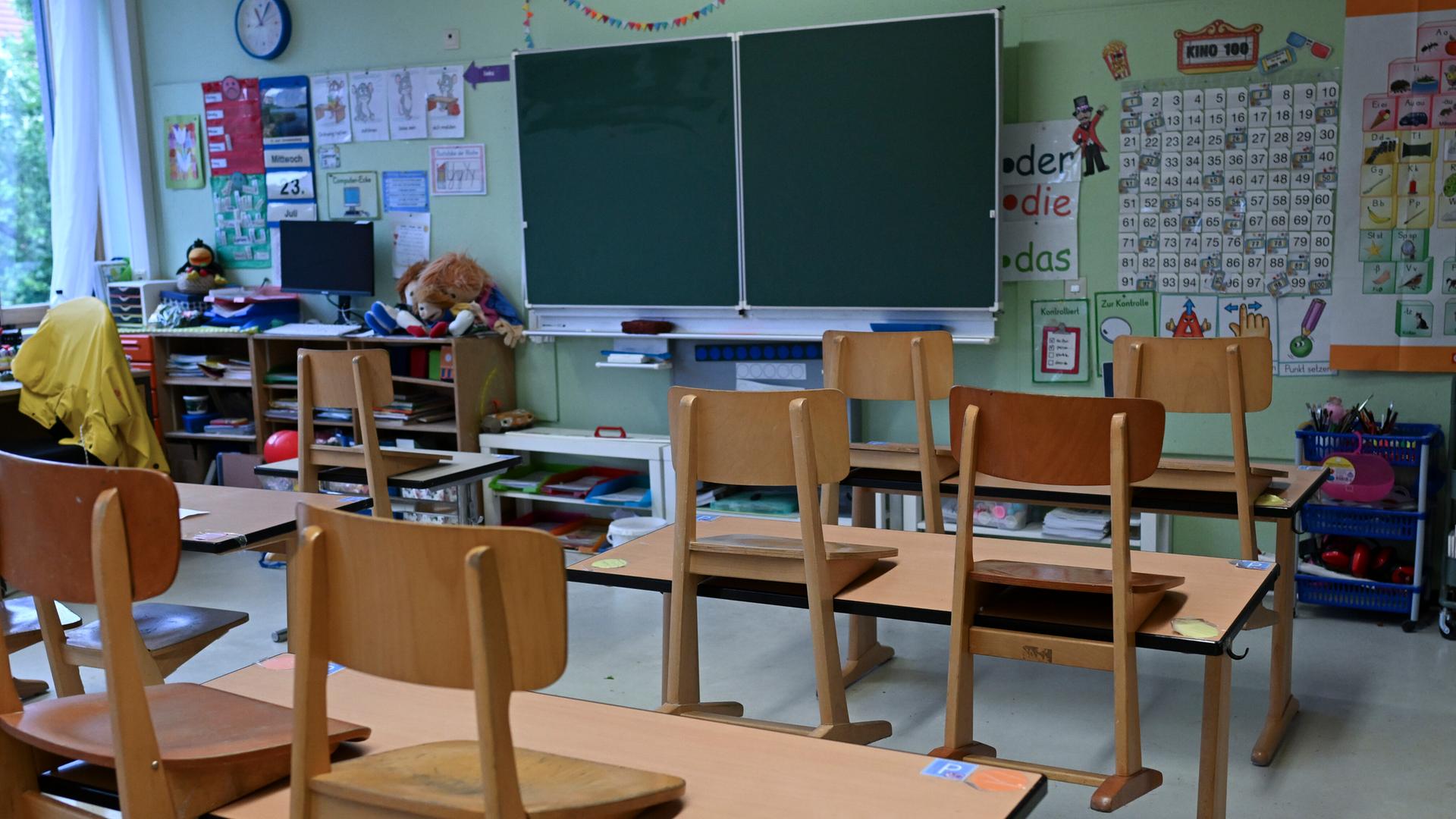 Hochgestellte Stühle sind in einem Klassenzimmer einer Schule Hochgestellte Stühle sind in einem Klassenzimmer einer Schule