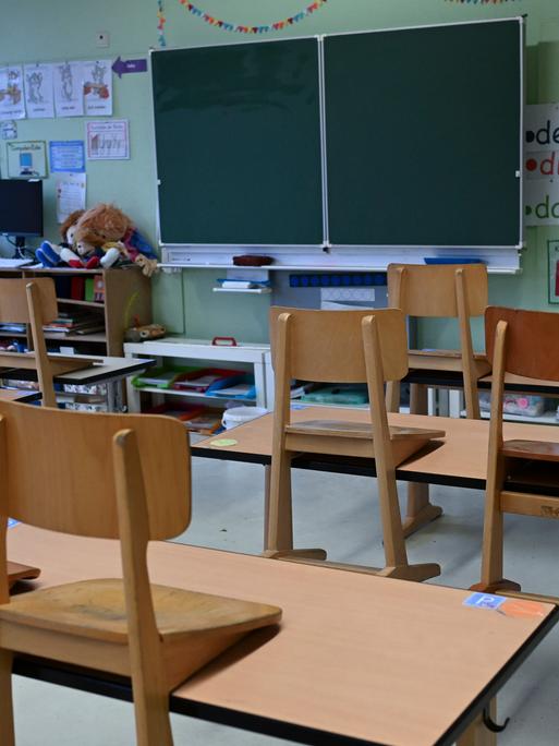 Hochgestellte Stühle sind in einem Klassenzimmer einer Schule