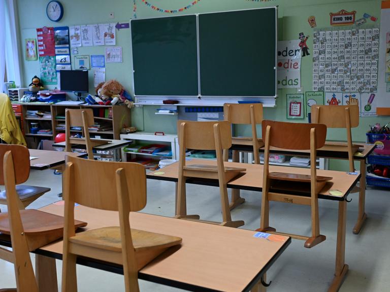 Hochgestellte Stühle sind in einem Klassenzimmer einer Schule