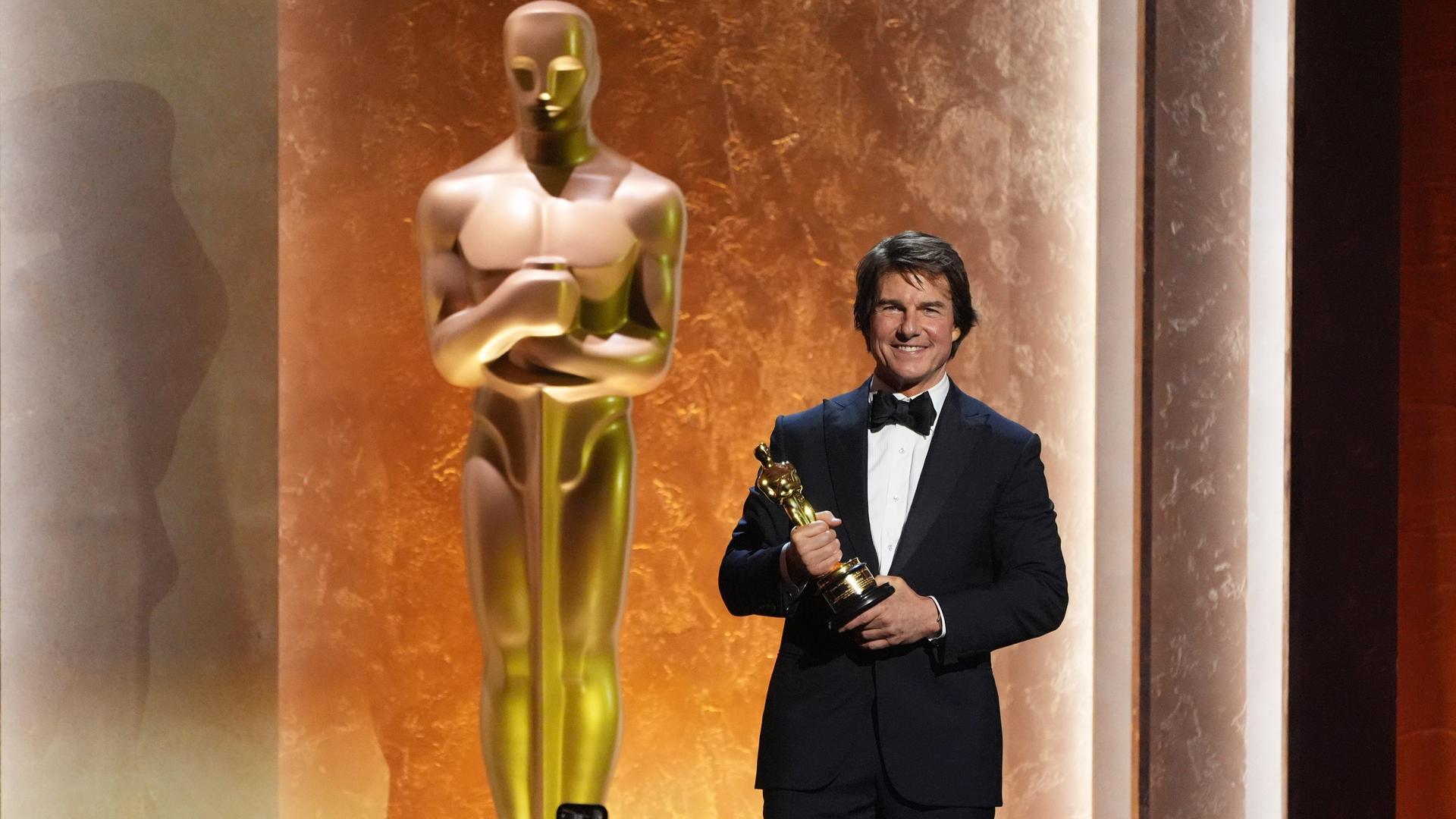 Tom Cruise, Gewinner eines Ehrenpreises der Academy, posiert auf der Bühne während der 16. Governors Awards. Tom Cruise, Gewinner eines Ehrenpreises der Academy, posiert auf der Bühne während der 16. Governors Awards.