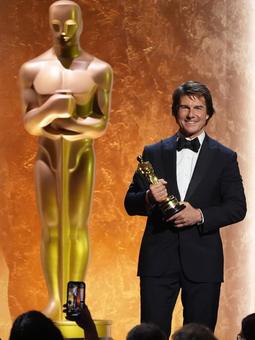 Tom Cruise, Gewinner eines Ehrenpreises der Academy, posiert auf der Bühne während der 16. Governors Awards.