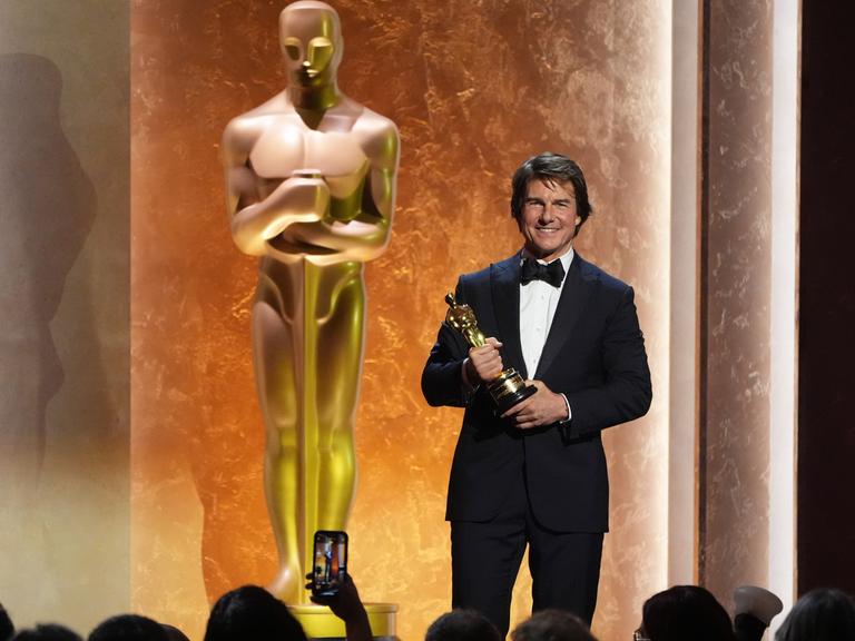 Tom Cruise, Gewinner eines Ehrenpreises der Academy, posiert auf der Bühne während der 16. Governors Awards.