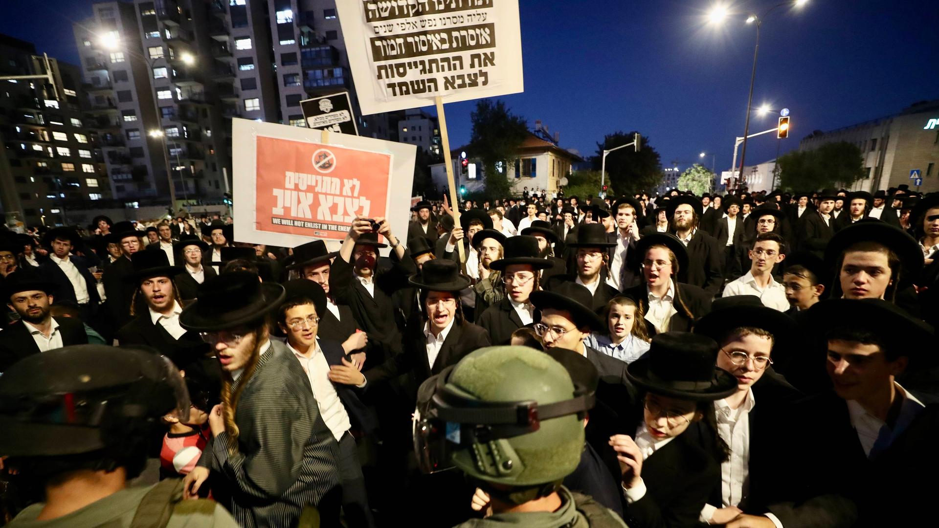 Ultraorthodoxe jüdische Männer protestieren am 30. Juni 2024 in Jerusalem gegen das Urteil des israelischen Obersten Gerichtshofs, wonach die Regierung ultraorthodoxe Männer zum Militärdienst einberufen muss, und stoßen dabei auf die Polizei. 