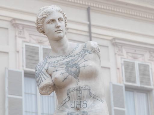 Eine Statue der Venus von Milo ist mit Tattoos bemalt.