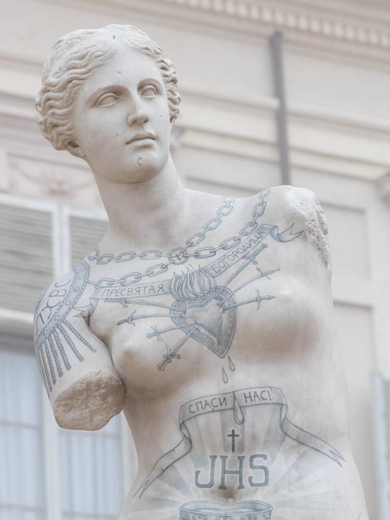 Eine Statue der Venus von Milo ist mit Tattoos bemalt.