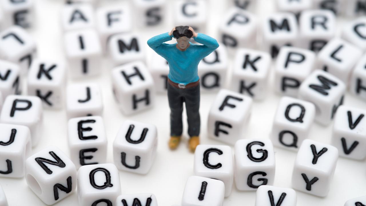Illustration: Die Figur eines verzweifelten Mannes steht zwischen verschiedenen Buchstaben.