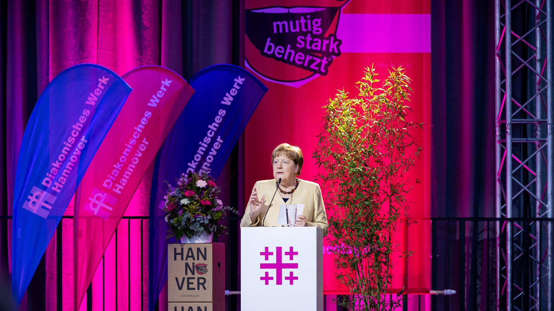 Altkanzlerin Angela Merkel (CDU) spricht auf dem 39. Deutschen Evangelischen Kirchentag, der vom 30.04. bis 04.05.2025 in Hannover stattfindet.