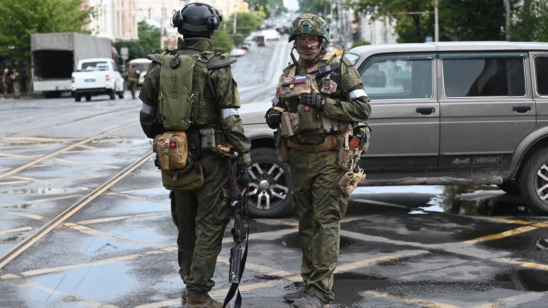 Bewaffnete und maskierte Wagner-Söldner stehen in Rostow am Don auf der Strasse, Russland, 24.06.2023