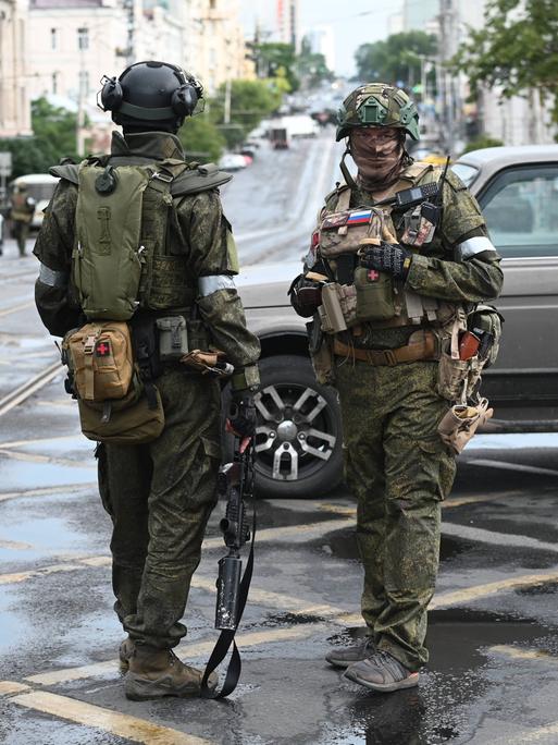Bewaffnete und maskierte Wagner-Söldner stehen in Rostow am Don auf der Strasse, Russland, 24.06.2023