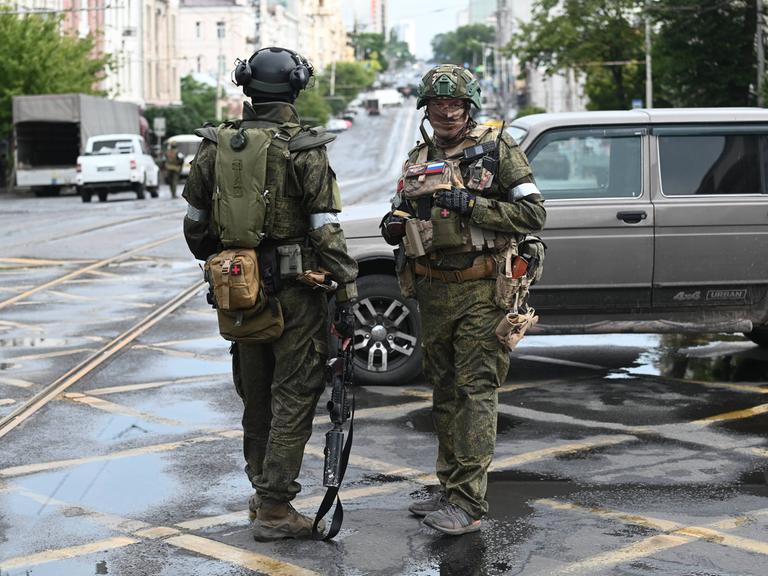 Bewaffnete und maskierte Wagner-Söldner stehen in Rostow am Don auf der Strasse, Russland, 24.06.2023