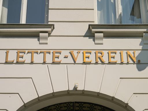 Fachhochschule Lette-Verein in Berlin mit der Aufschrift "Lette-Verein" in goldenen Lettern auf der weißen Fassade