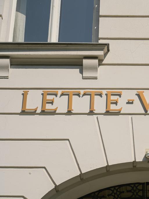 Fachhochschule Lette-Verein in Berlin mit der Aufschrift "Lette-Verein" in goldenen Lettern auf der weißen Fassade