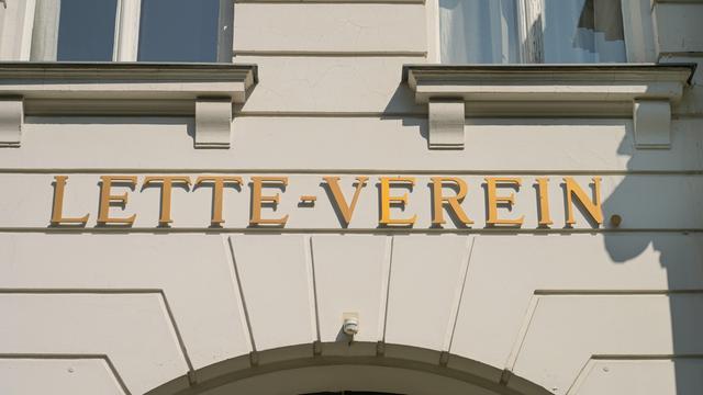 Fachhochschule Lette-Verein in Berlin mit der Aufschrift "Lette-Verein" in goldenen Lettern auf der weißen Fassade Fachhochschule Lette-Verein in Berlin mit der Aufschrift "Lette-Verein" in goldenen Lettern auf der weißen Fassade