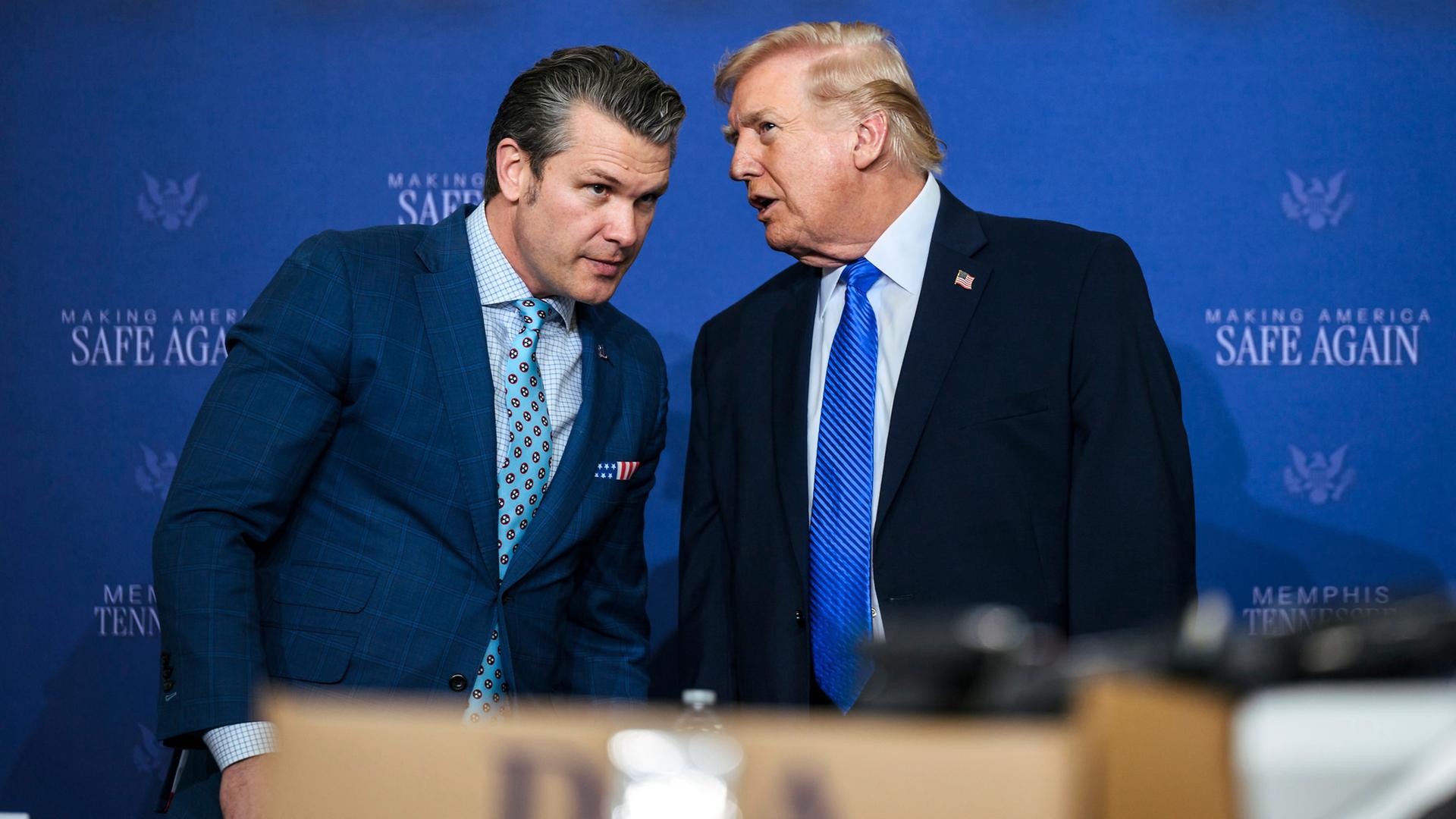 US-Präsident Donald Trump (r), unterhält sich mit Verteidigungsminister Pete Hegseth,  während des Rundtischgesprächs der Memphis Safe Task Force 